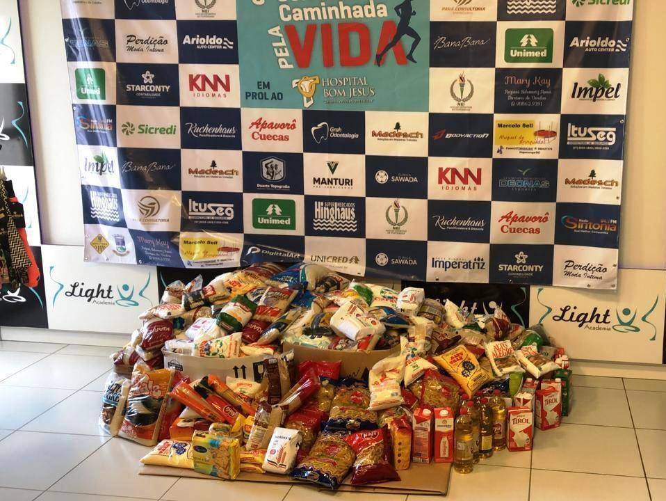 Caminhada e Corrida Pela Vida arrecada mais de R$ 3 mil e 600 kg de alimentos para o Hospital Bom Jesus