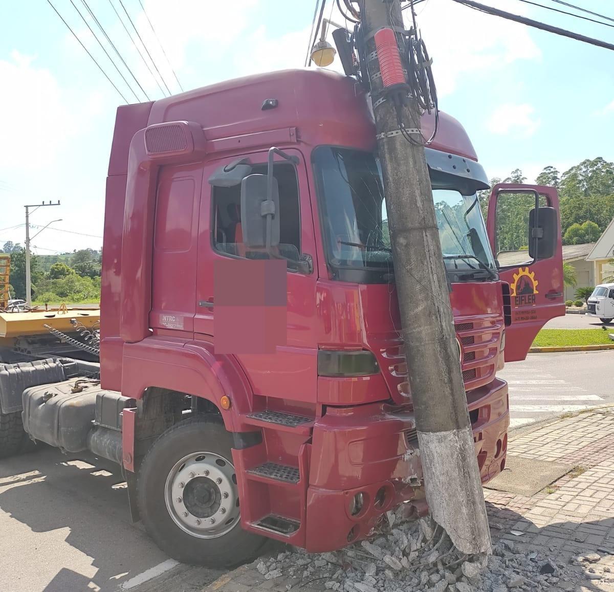 Caminhão bate em poste de energia em Ituporanga