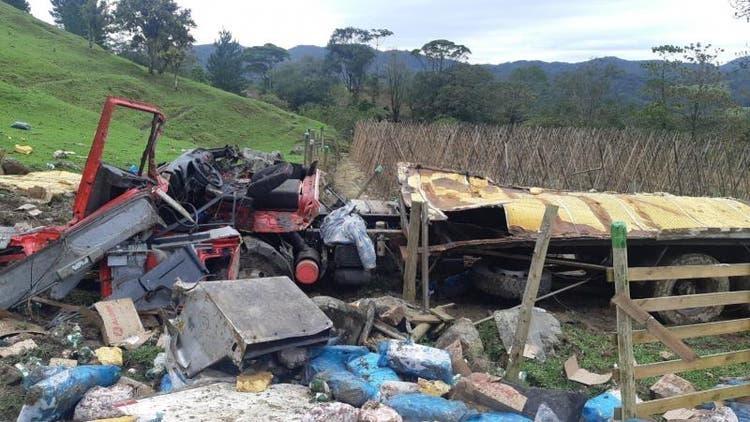 Motorista fica gravemente ferido após caminhão cair em ribanceira na BR-282 em Rancho Queimado
