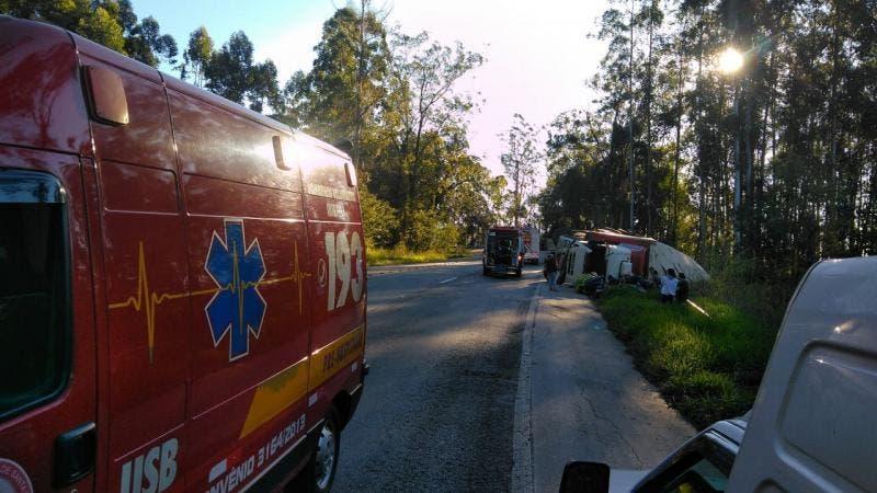 Caminhão carregado de batata frita tomba na BR-470 e parte da carga é saqueada