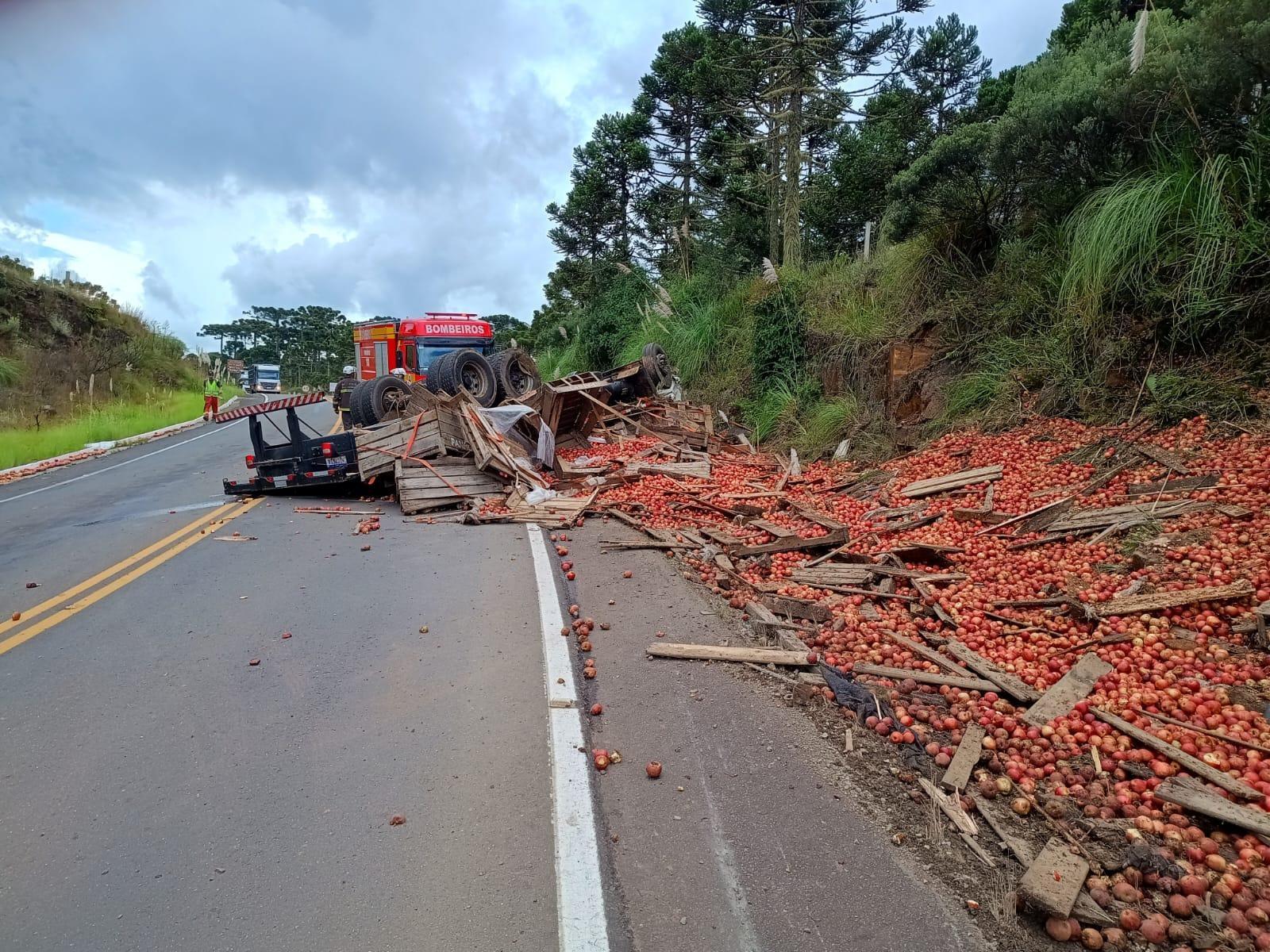 Caminhão carregado de maça capota e duas pessoas perdem a vida na SC-110