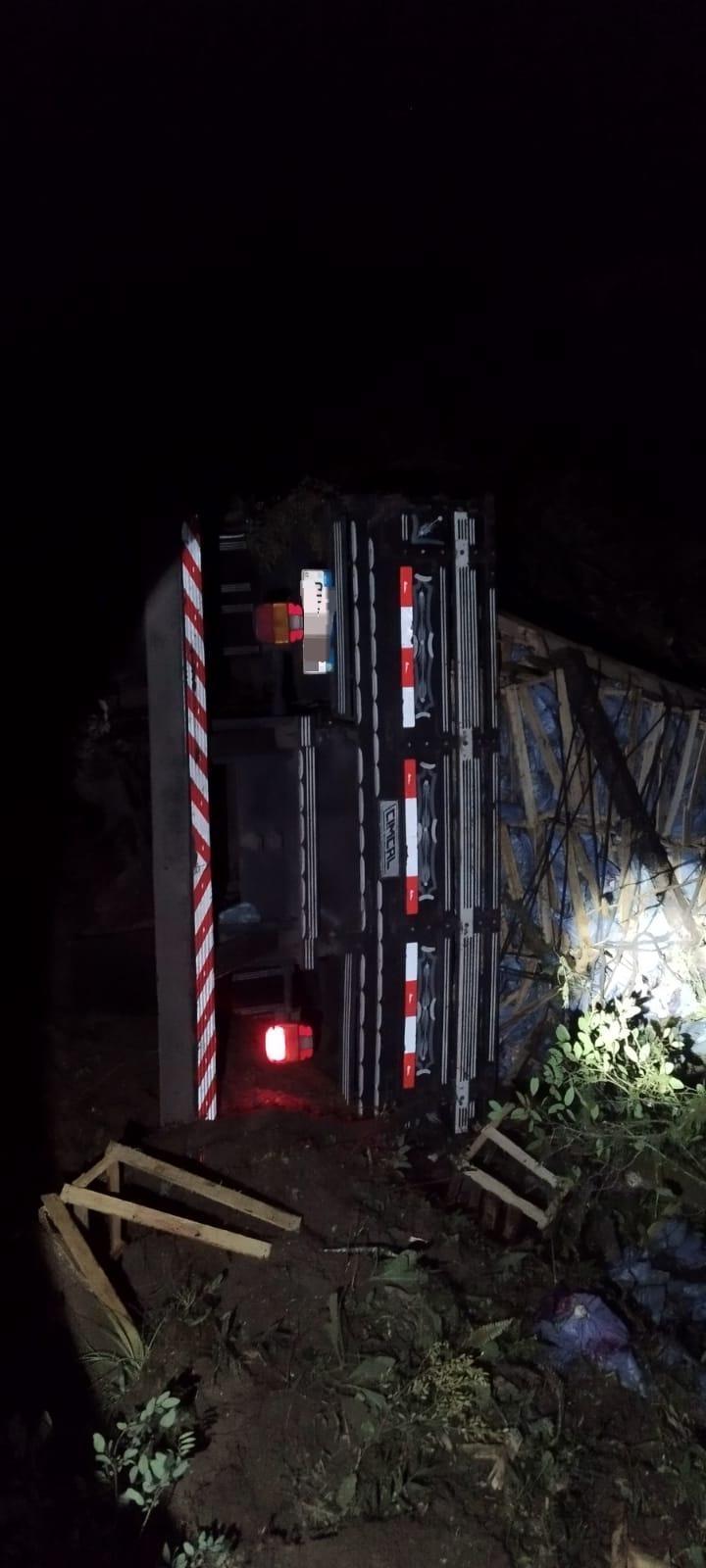 Caminhão carregado de repolho sai da pista e desce ribanceira em Bom Retiro