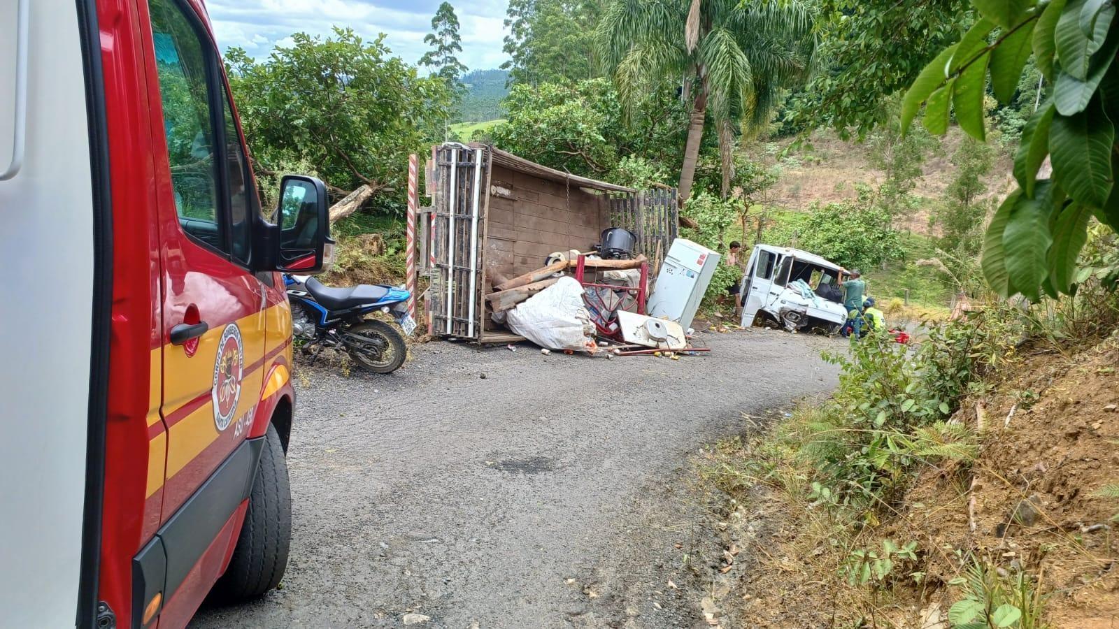 Caminhão colide contra barranco e deixa três feridos