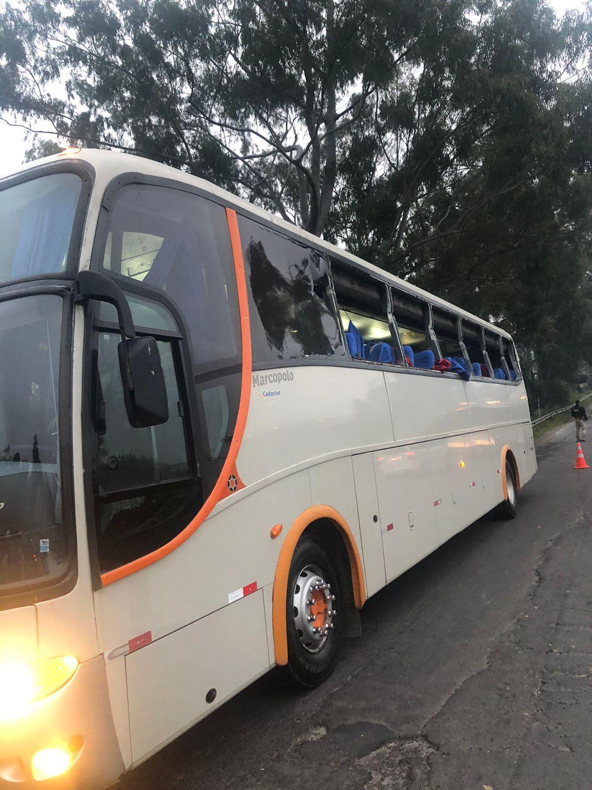  Caminhão colide em ônibus de estudantes e foge 