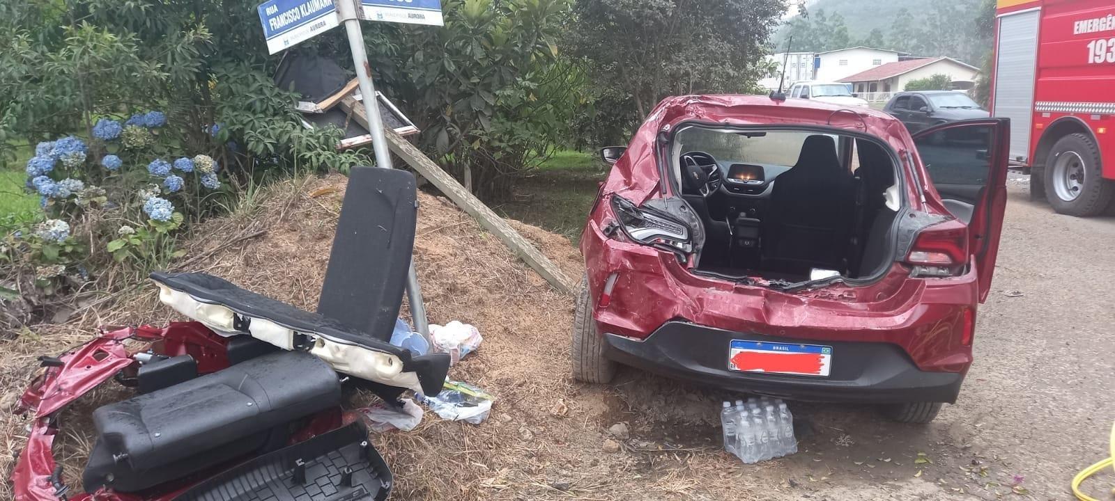 Caminhão colide na traseira de veículo na SC-350 em Aurora