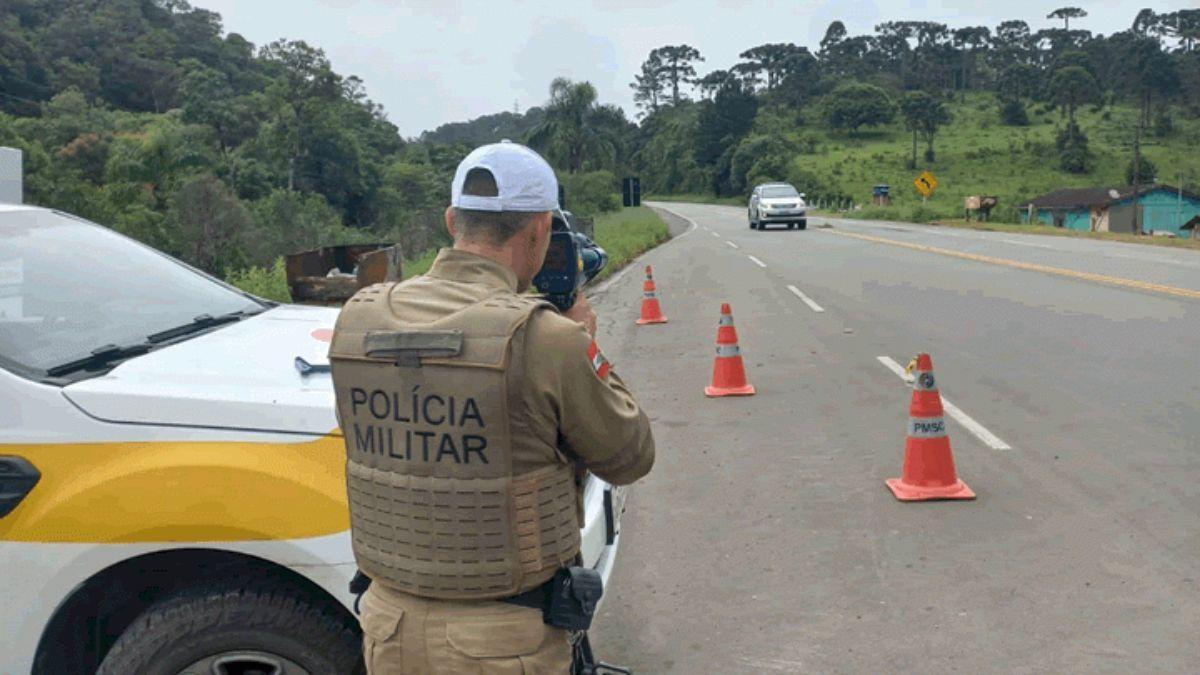 Caminhão com falha nos freios provoca colisão entre três veículos na SC-110, em Petrolândia