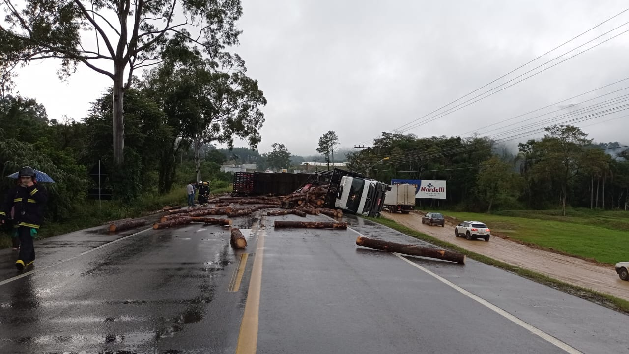 Caminhão de Petrolândia tomba na BR-470 e motorista fica ferido