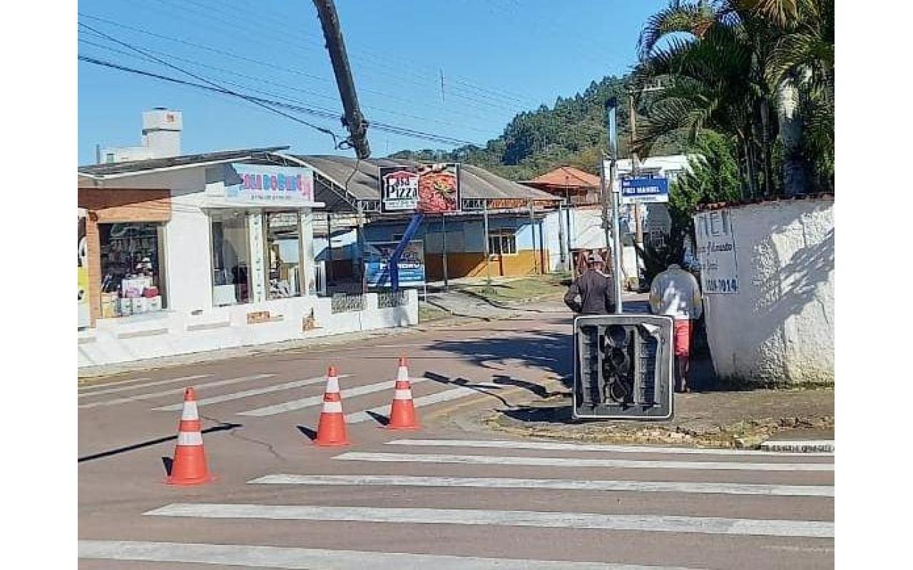 Caminhão derruba semáforo no Centro de Ituporanga