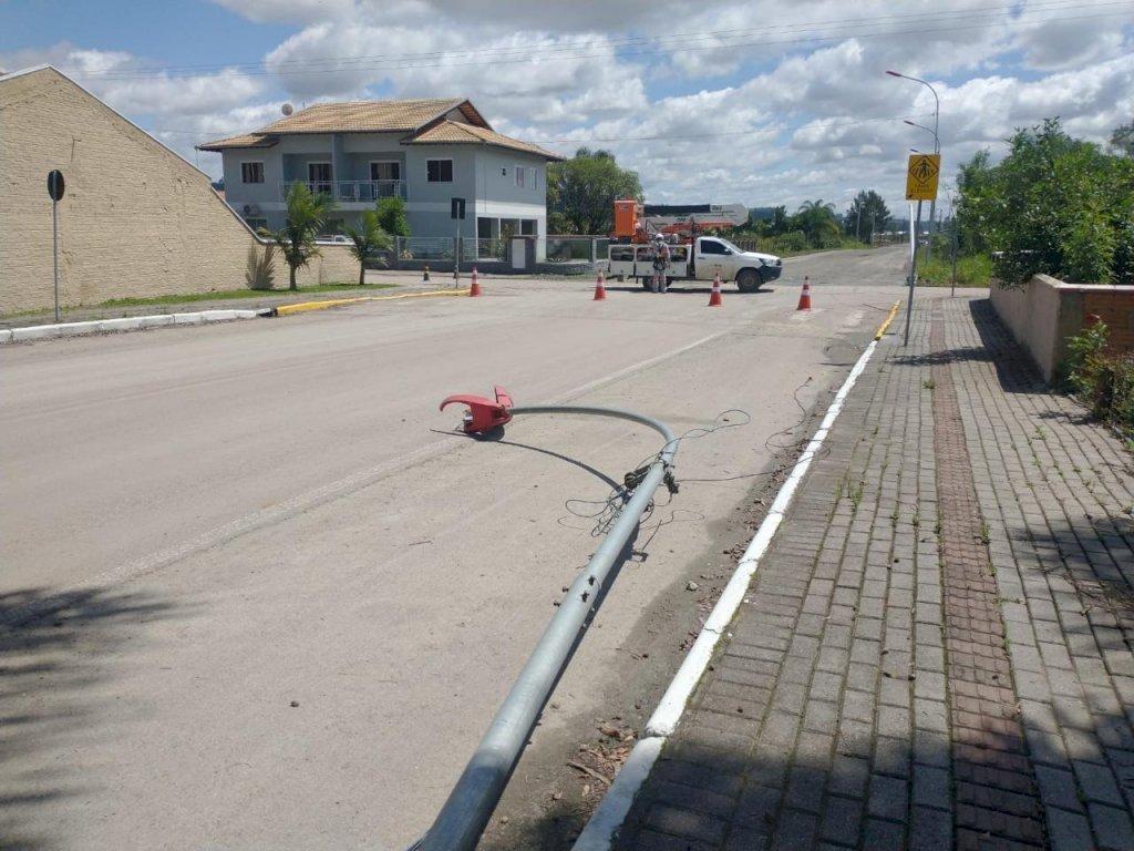 Caminhão derruba três postes ao engatar em fiação elétrica no Alto Vale