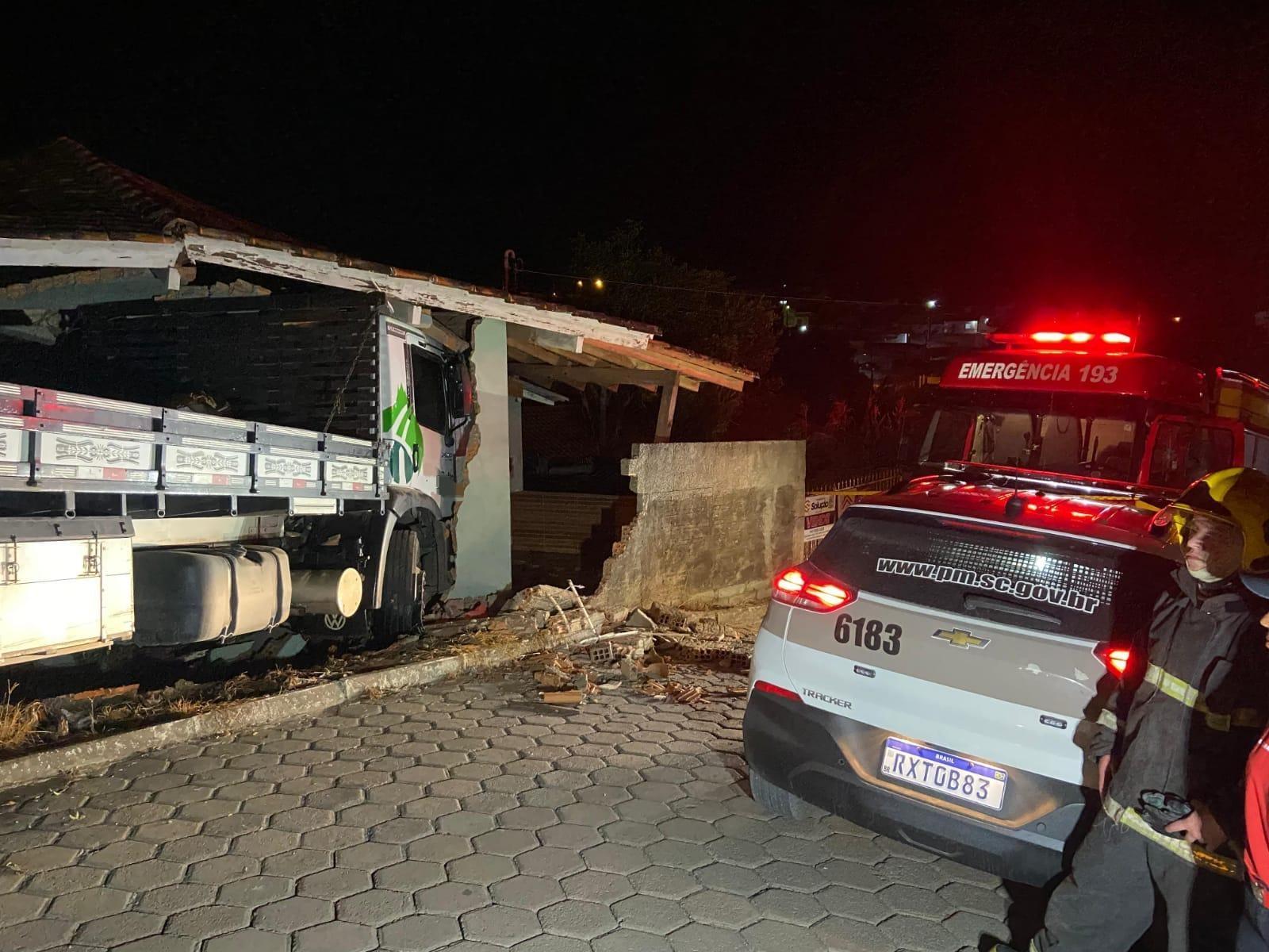 Caminhão desgovernado colide com residência em Ituporanga