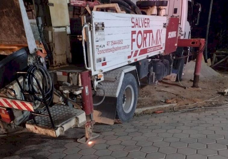 Caminhão encosta na rede de alta tensão e motorista recebe descarga elétrica