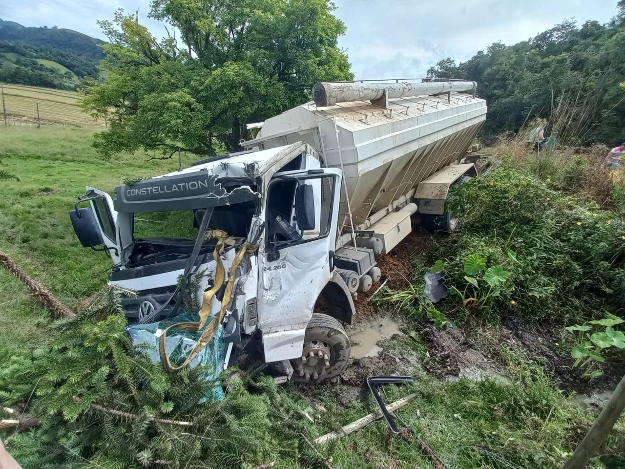 Caminhão fica destruído em colisão na SC-350 nesta quarta-feira (15)