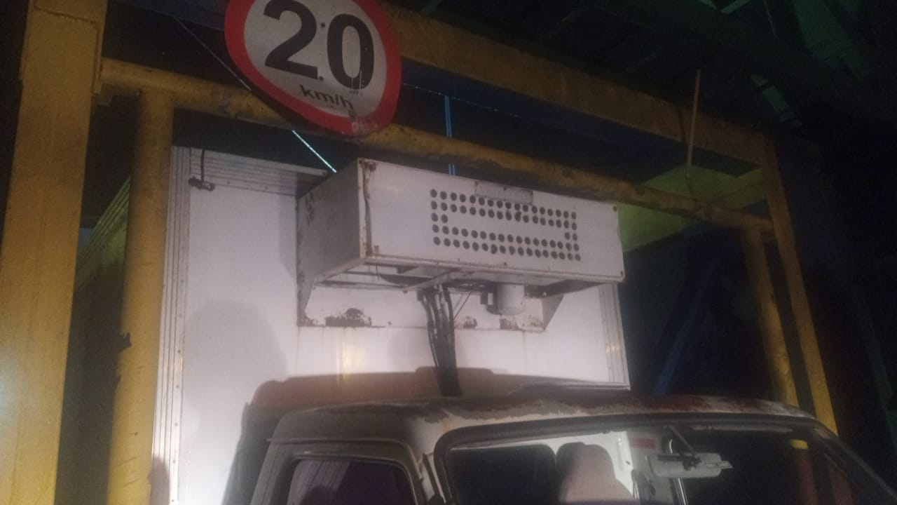 Caminhão fica preso à estrutura de ponte 