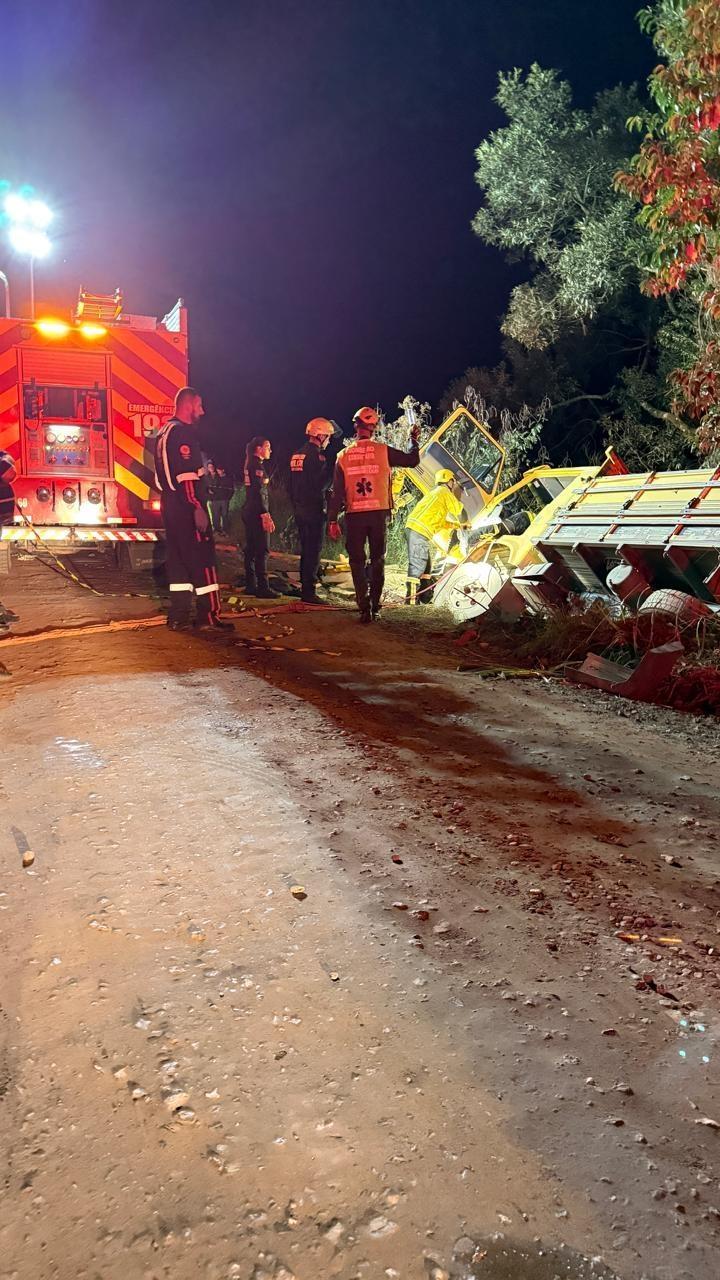 Caminhão fica preso na cabeceira de ponte após acidente em Imbuia