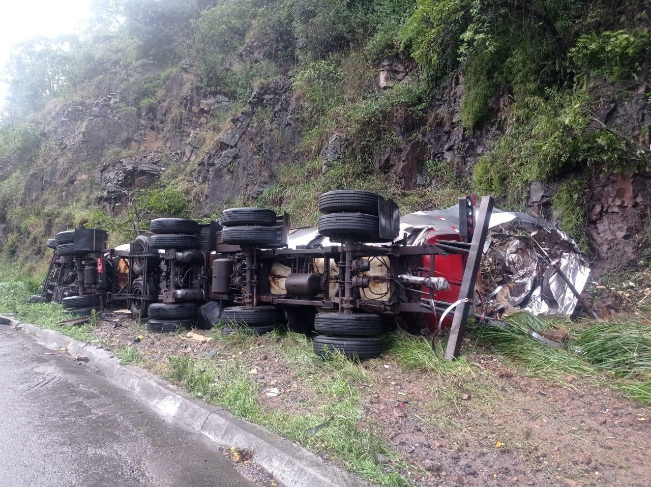 Caminhão fica sem freio, tomba na BR-470 e interdita a pista por duas horas