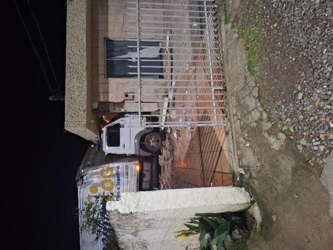 Caminhão invade residência durante a madrugada em Rio do Sul