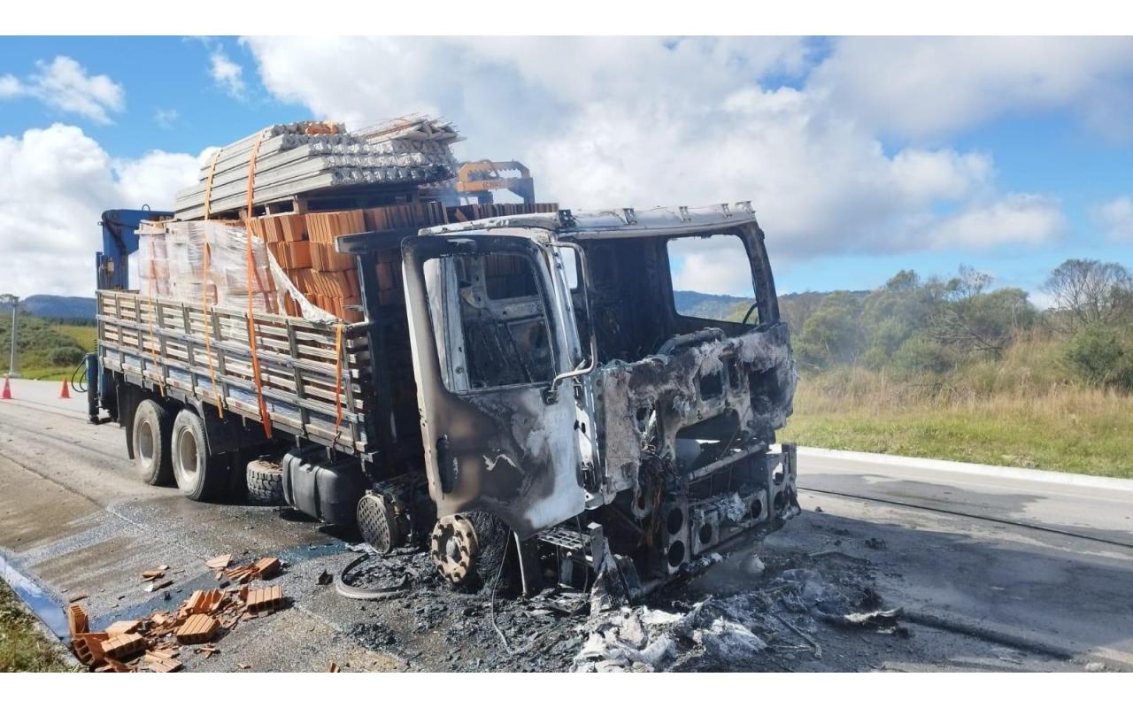 Caminhão pega fogo em Bom Retiro