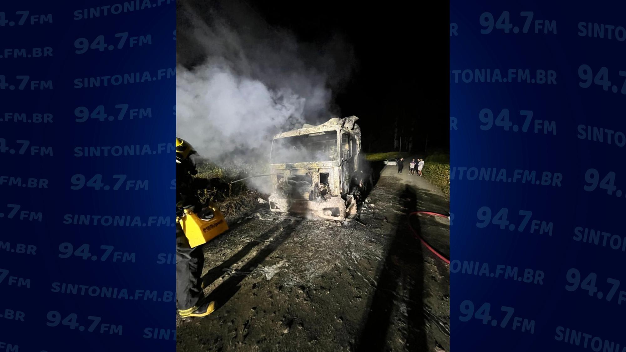Caminhão pega fogo no interior de Rio do Oeste