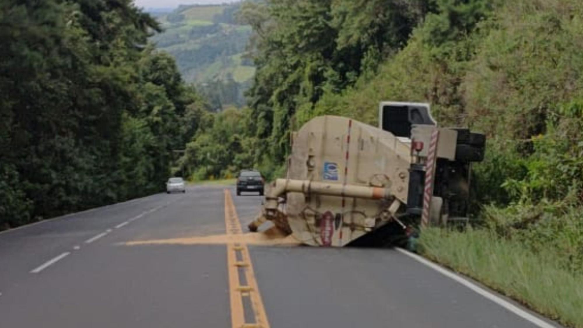 Caminhão perde freios e atinge barranco na SC-350
