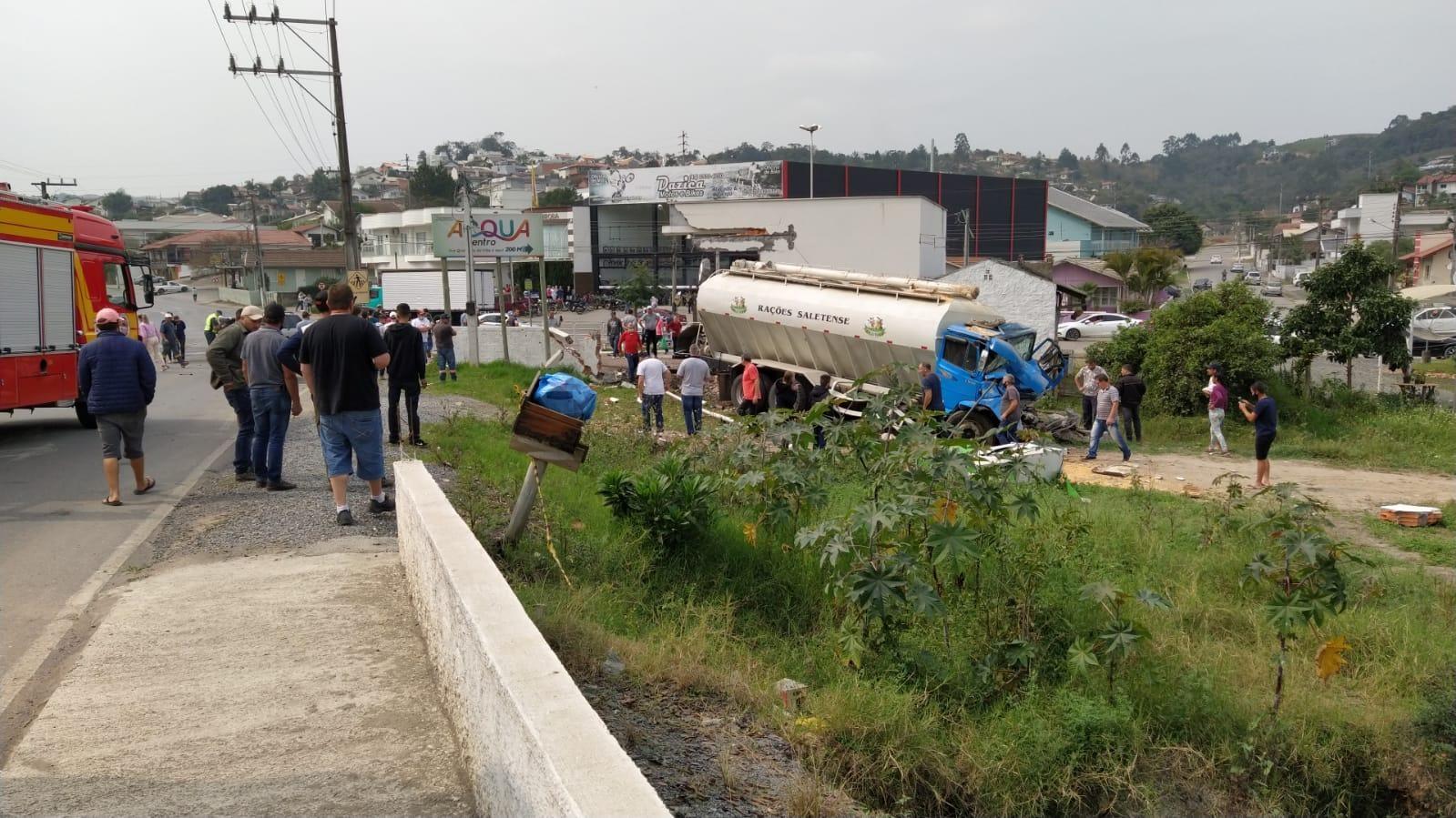 Caminhão perde o freio e colide em vários veículos em Ituporanga