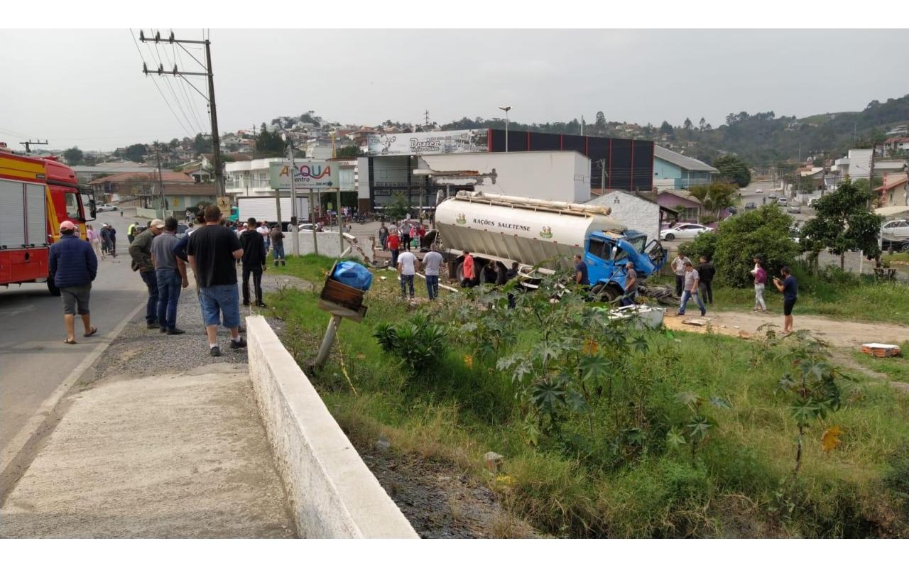 Caminhão perde o freio e colide em vários veículos em Ituporanga