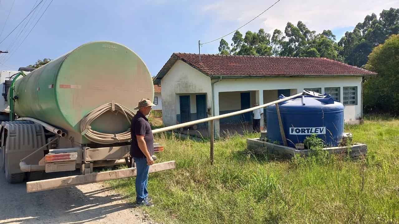 Caminhão pipa da prefeitura de Aurora está levando água potável para famílias do município