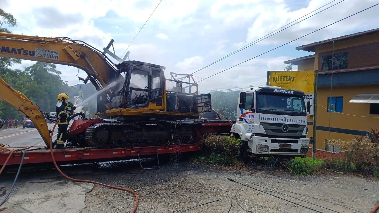 Caminhão prancha colide em poste e máquina pega fogo 