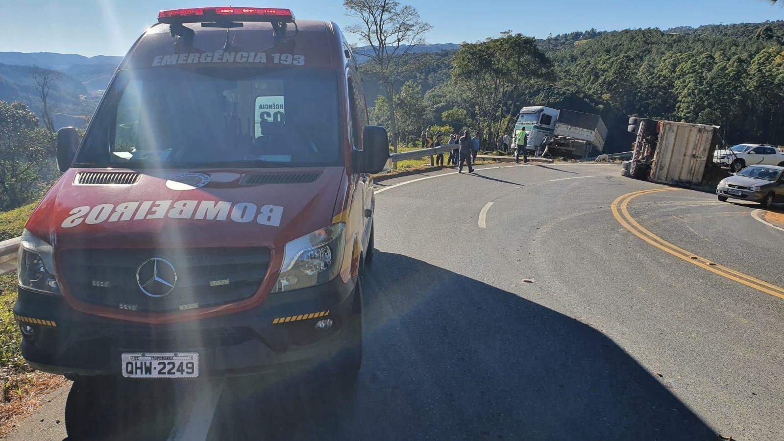 Caminhão sai da pista e tomba em Leoberto Leal