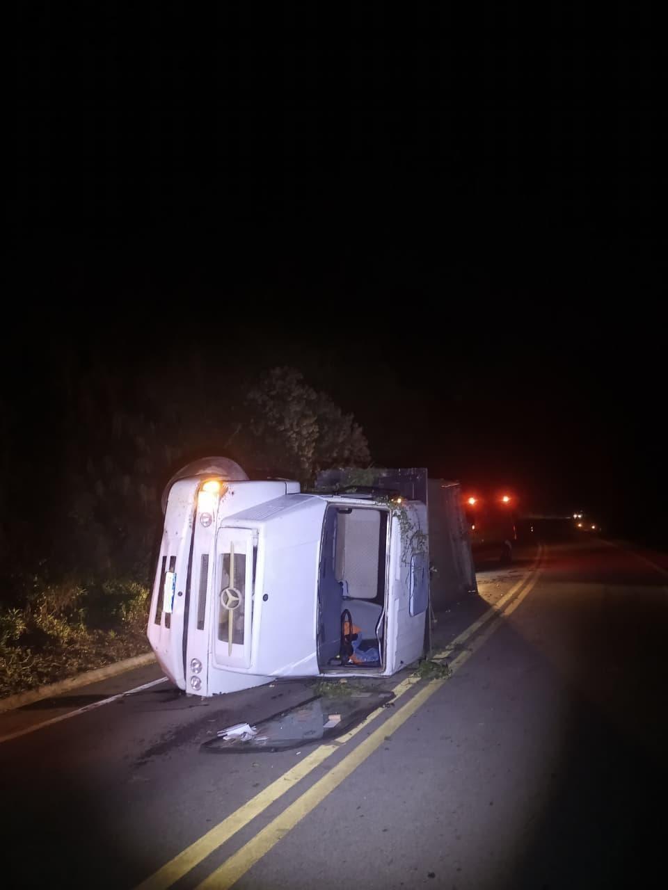 Caminhão sai da pista e tomba na BR-282 em Alfredo Wagner