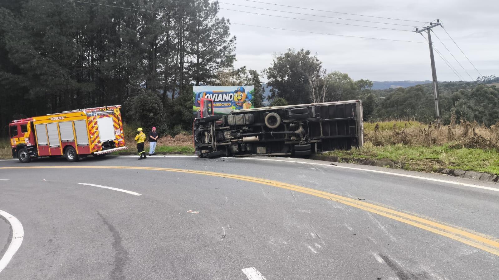 Caminhão tomba em rodovia de Leoberto Leal