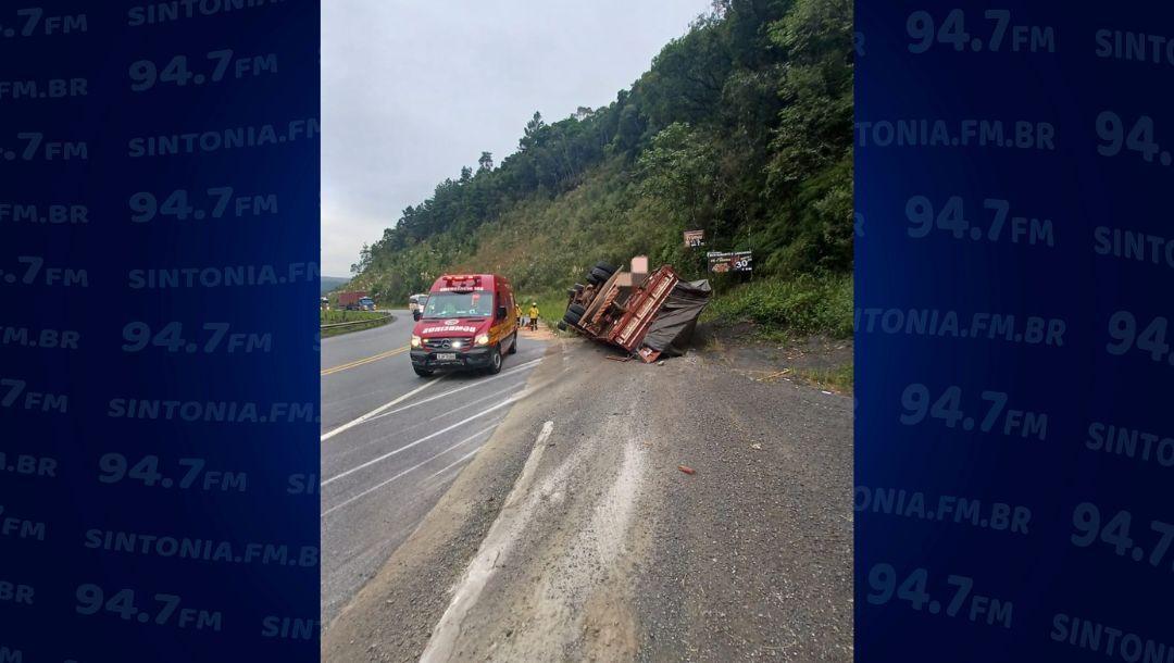 Caminhão tomba na BR-470 e deixa dois feridos próximo à Serra da Santa
