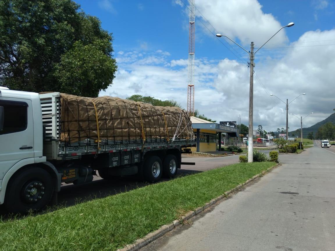 Caminhões carregados de cebola são flagrados com excesso de peso na BR-470