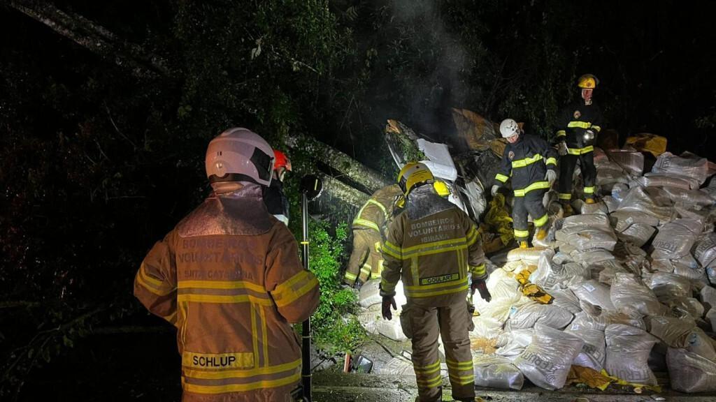 Caminhoneiro fica gravemente ferido após colisão em árvore e veículo pegar fogo