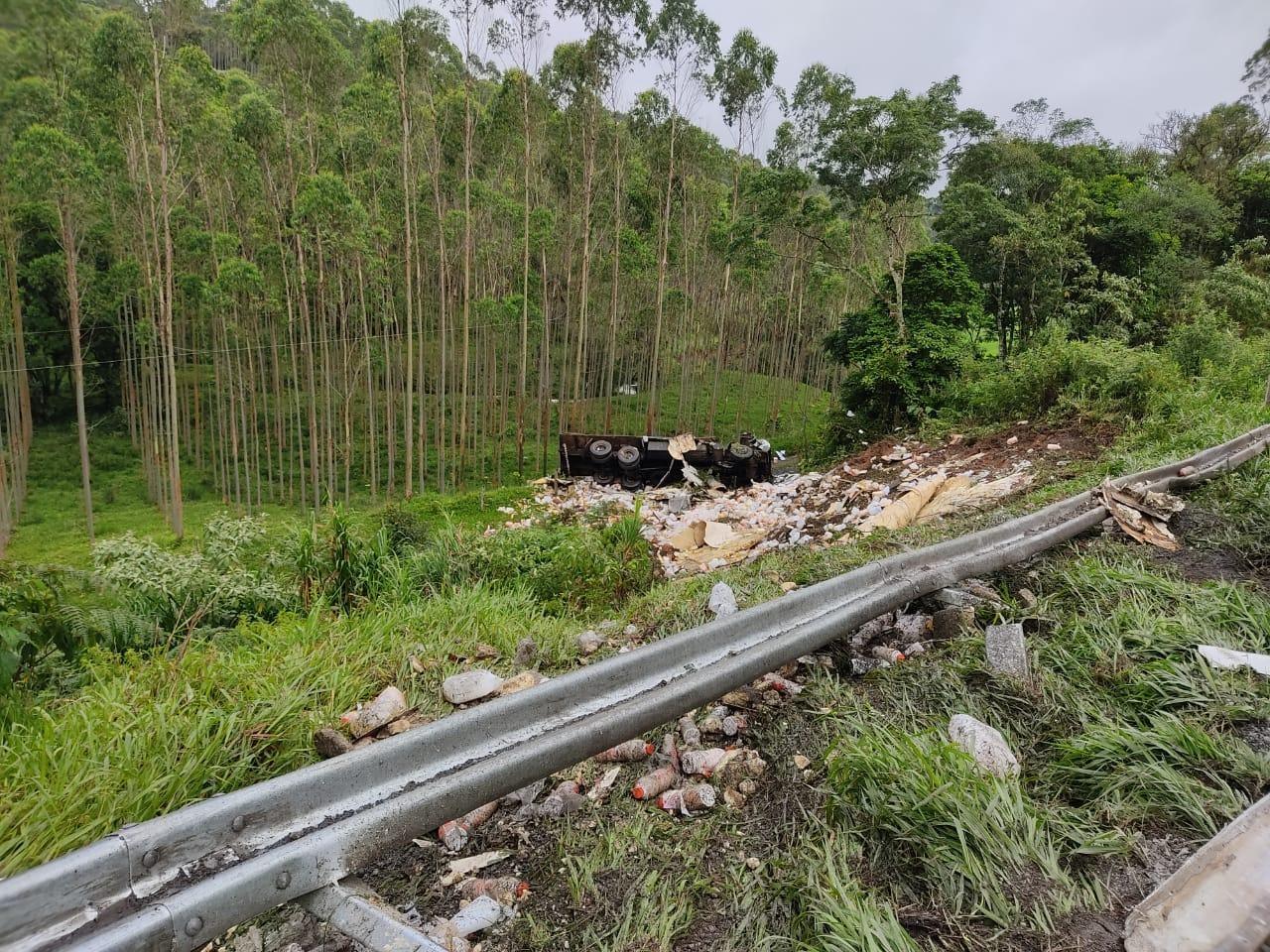 Caminhoneiro morre após tombar carreta na BR-470 em Pouso Redondo