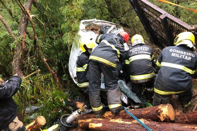 Caminhoneiro morre prensado por carga de madeira 