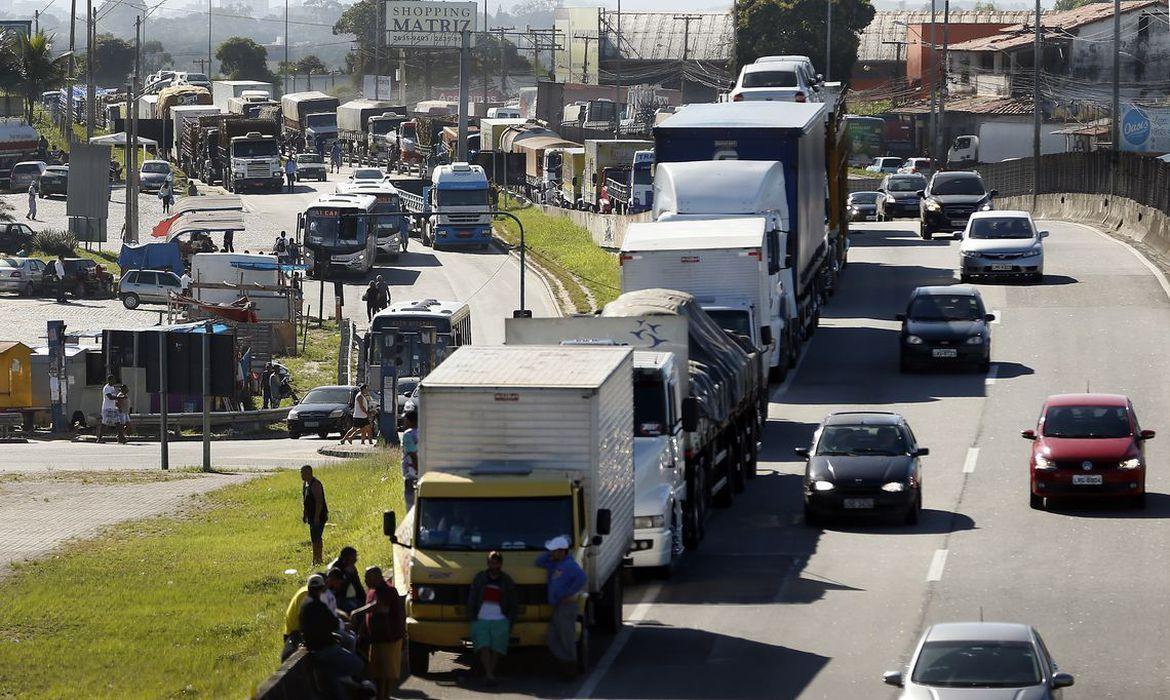 Caminhoneiros anunciam greve nacional para a próxima segunda