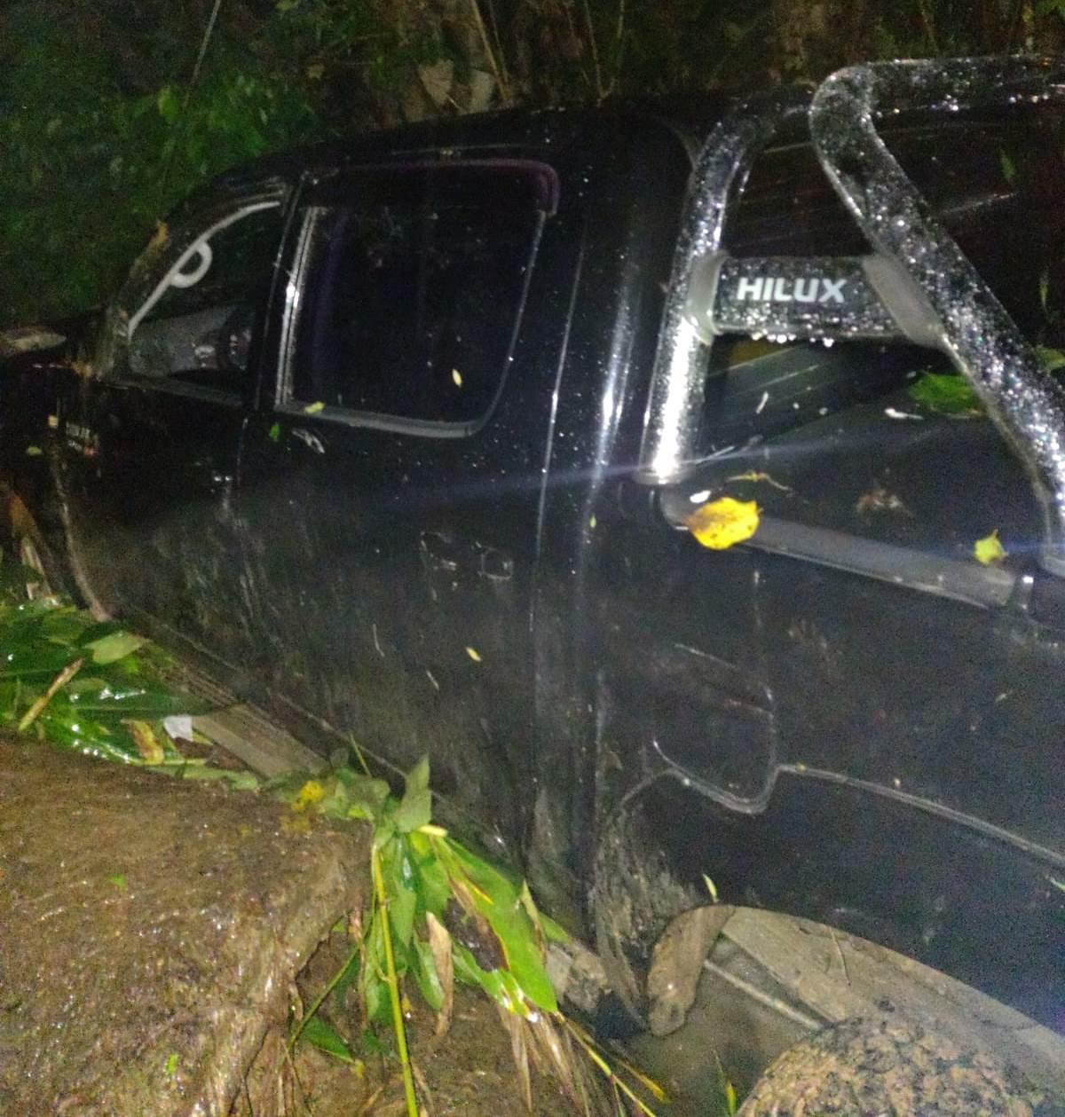 Caminhonete cai em cachoeira e motorista é resgatado com ferimentos em Leoberto Leal