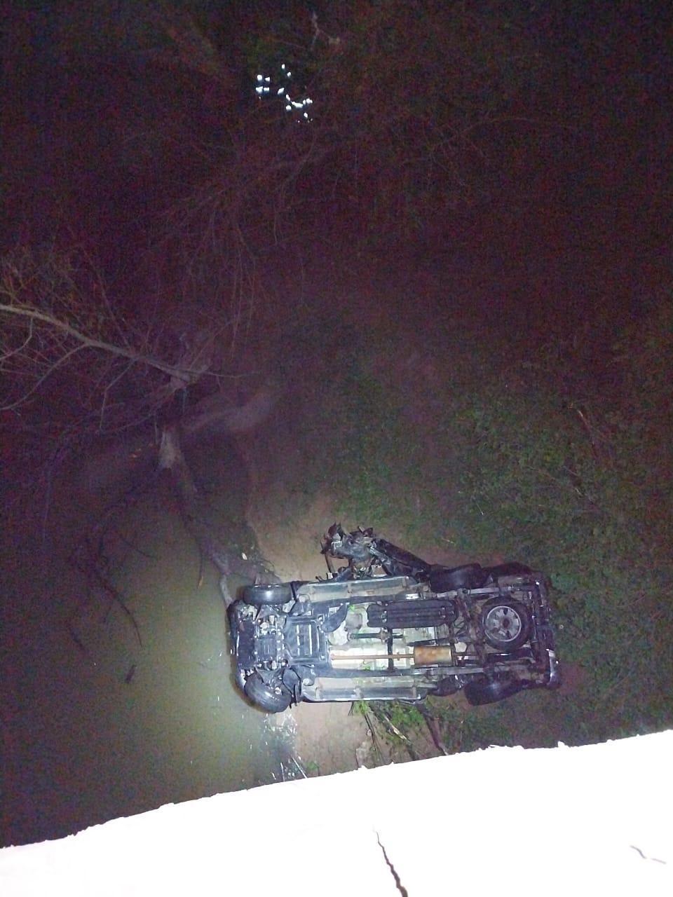 Camioneta cai no rio e motorista desaparece no Alto Vale