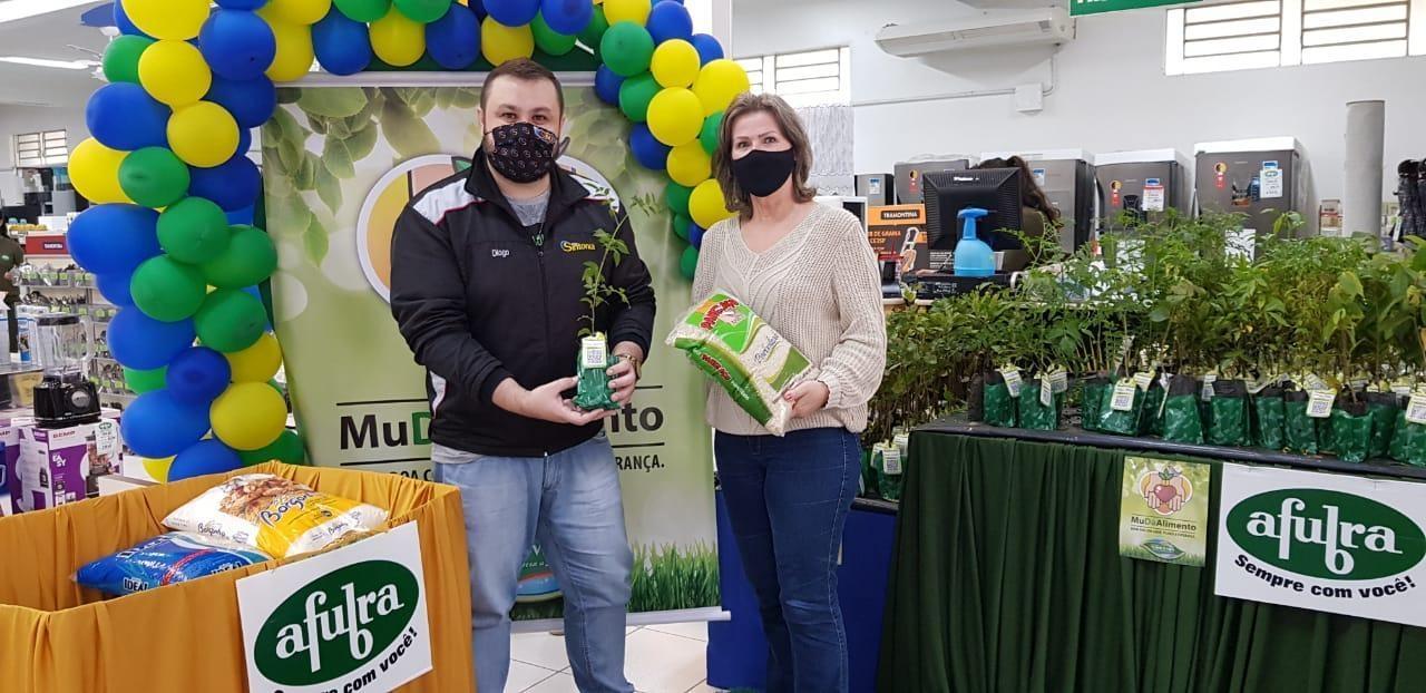 Campanha MuDáAlimento distribui mudas de árvores nativas