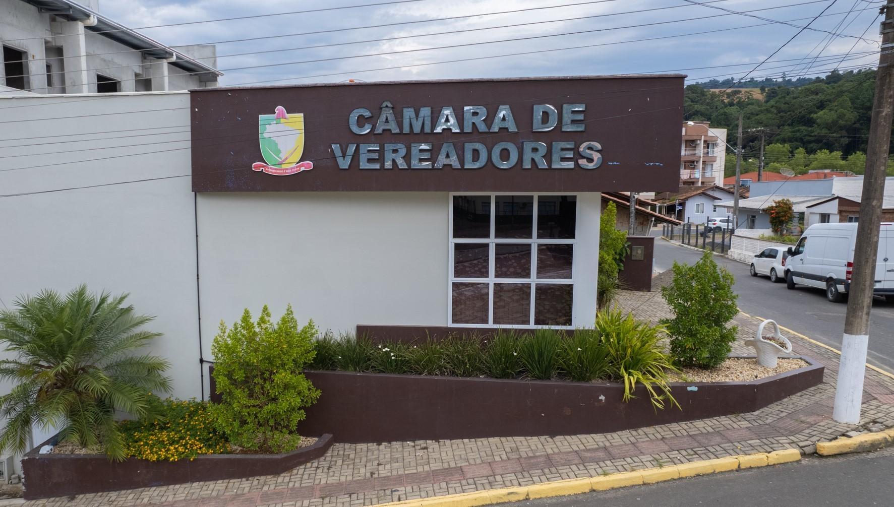 Campo de futebol e piso térmico viram alvo de cobrança na Câmara de Aurora