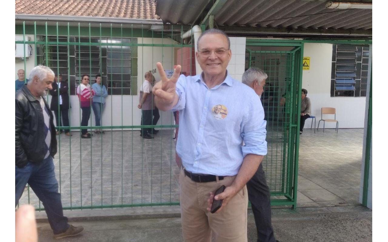 Candidato ao governo do estado, Jorge Boeira (PDT) vota em Criciúma