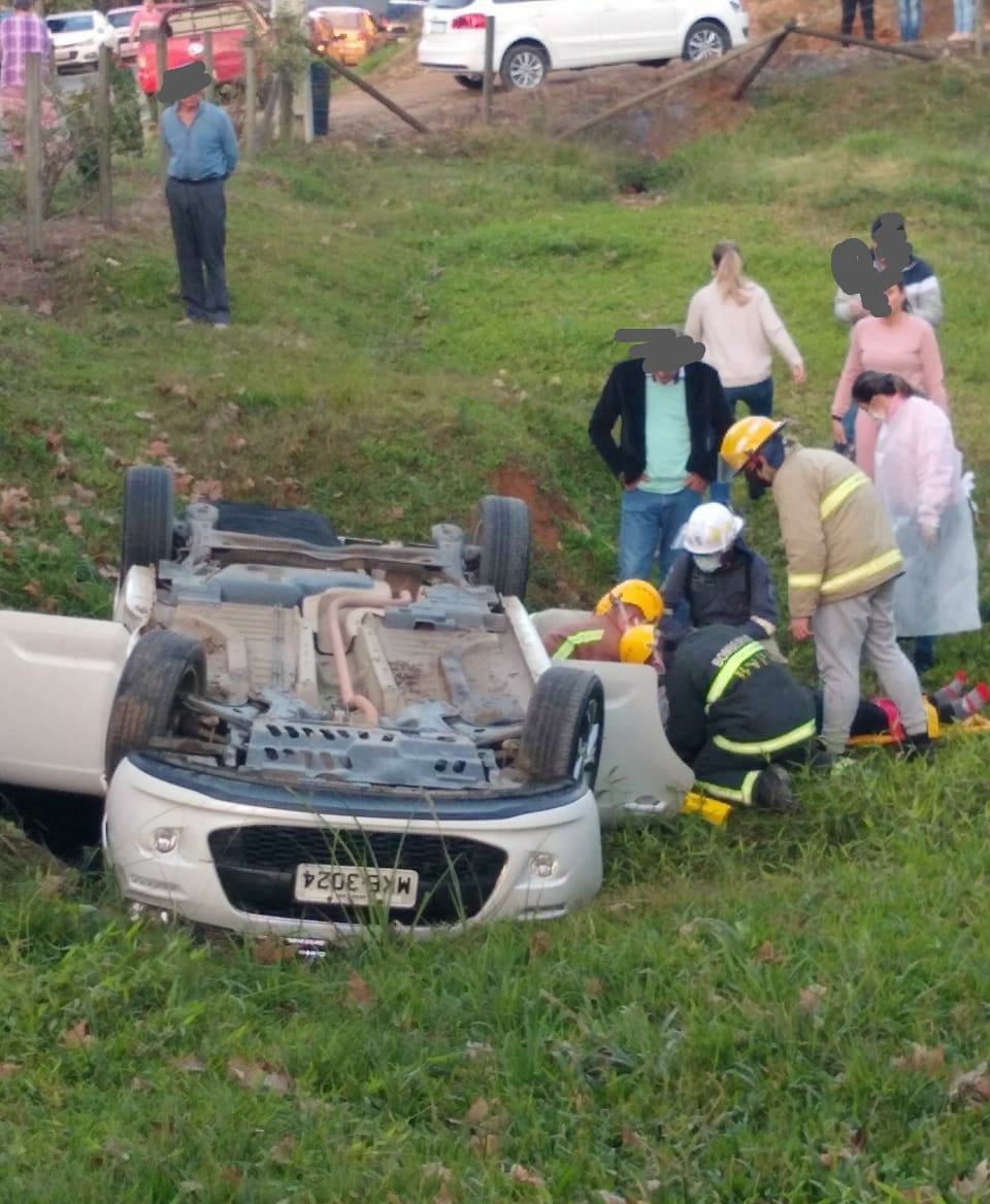 Capotamento de veículo deixa mulher ferida 