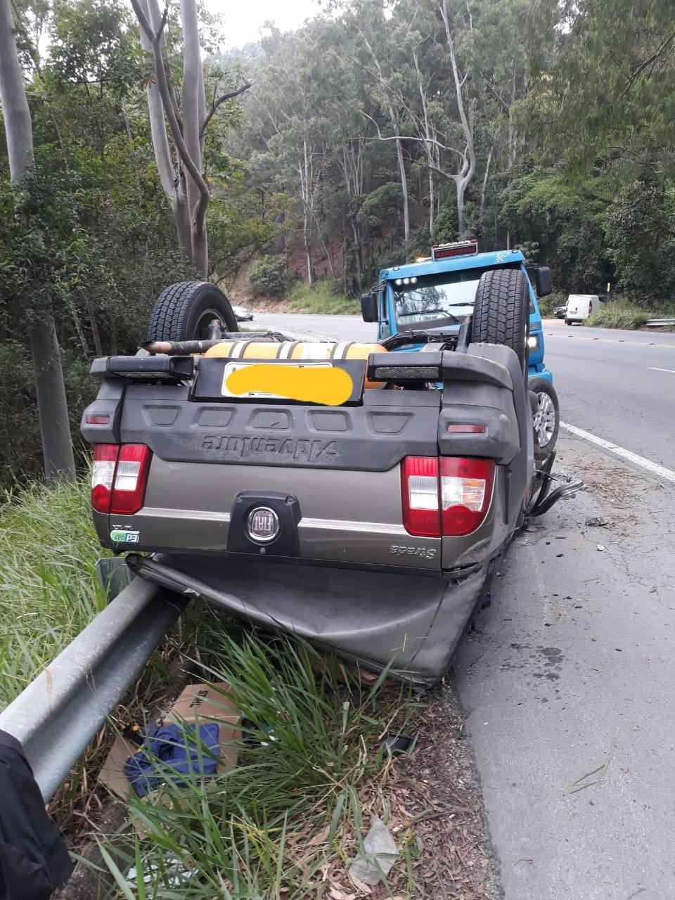 Capotamento de veículo é registrado na BR 470