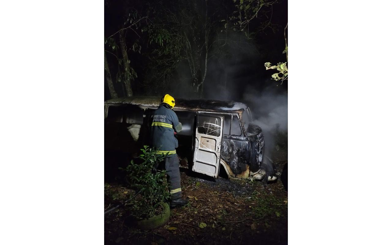 Carcaça de veículo abandonado pega fogo em Ituporanga