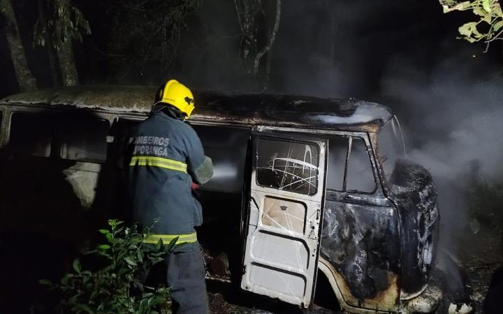 Carcaça de veículo abandonado pega fogo em Ituporanga