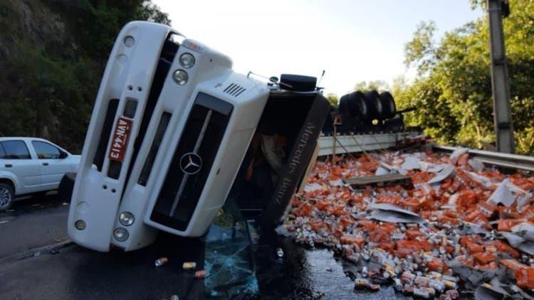 Carga de cerveja é saqueada após carreta tombar na BR-470, em Ibirama 