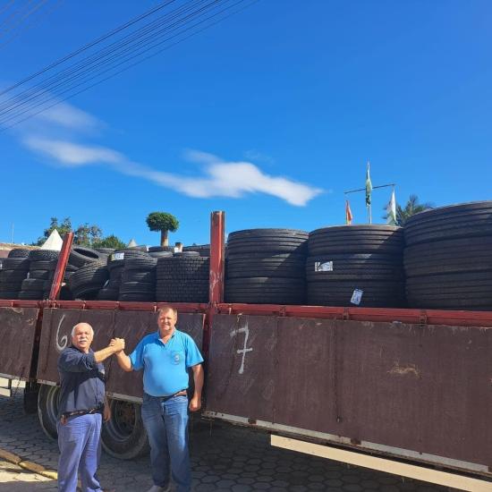 Carga de pneus que havia sido apreendida pela Receita Federal é doada ao município de Atalanta