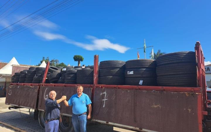 Carga de pneus que havia sido apreendida pela Receita Federal é doada ao município de Atalanta