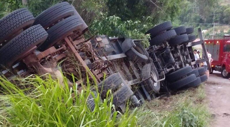 Carga é saqueada após caminhão de Pouso Redondo tombar na BR-470	