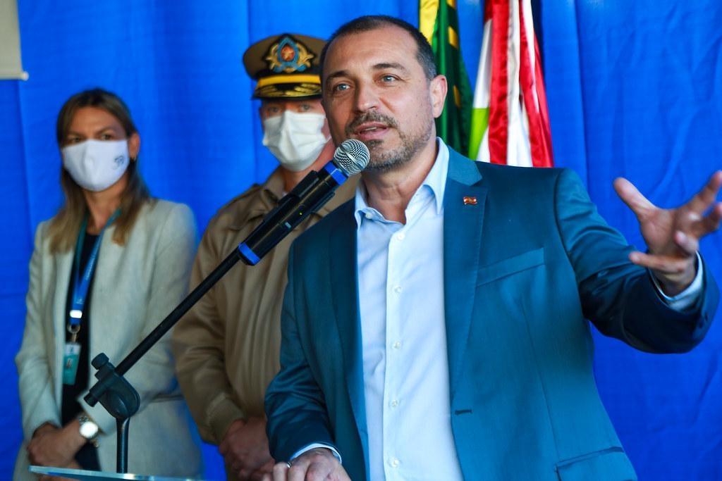 Carlos Moisés entrega viaturas da PM, inaugura estação de tratamento de esgoto e anuncia mais 10 leitos Covid para Ibirama